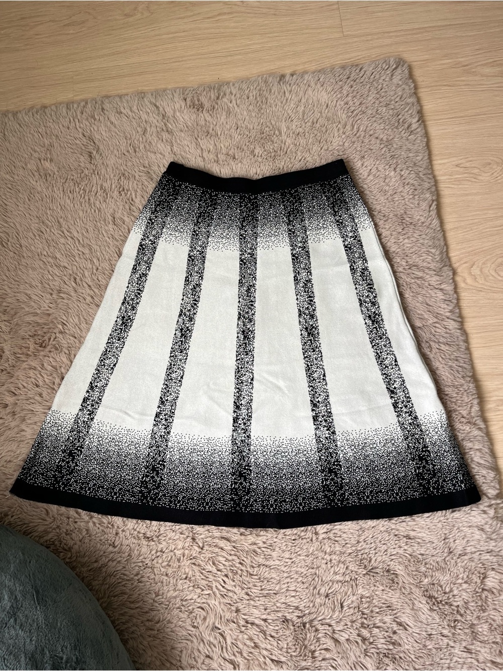 M NYCC New York Clothing Women’s Winter Monochrome Gradient Stripe Midi Skirt